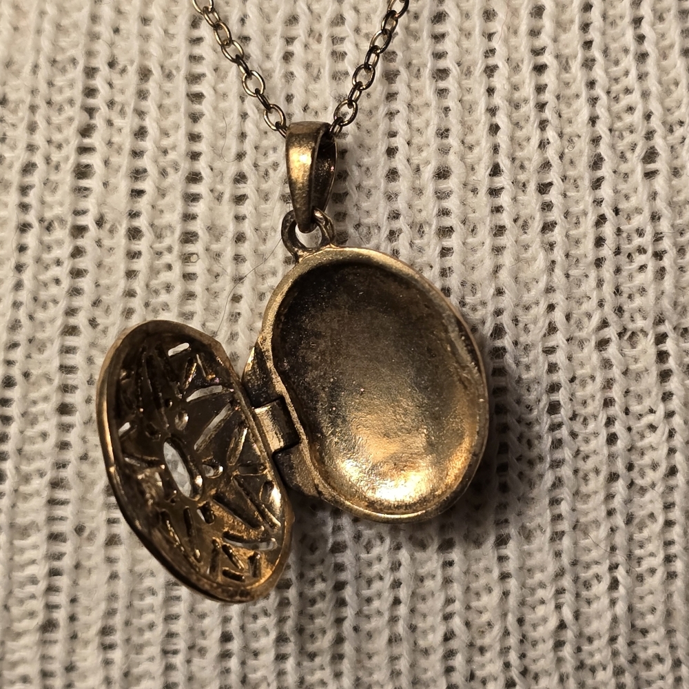 Gold Star Locket Necklace - Picture 2 of 5